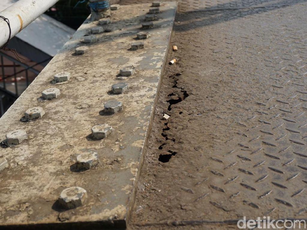 Tangga JPO di Daan Mogot Rusak Parah, Dinas Bina Marga Cek ke Lokasi Tangga JPO di Daan Mogot Rusak Parah, Dinas Bina Marga Cek ke Lokasi