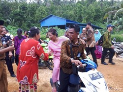 Blusukan ala Susi di Natuna, Naik Motor Hingga Hujan-hujanan