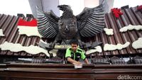 Melihat Lebih Dekat Kerja OB DPR Bersihkan Ruang Paripurna