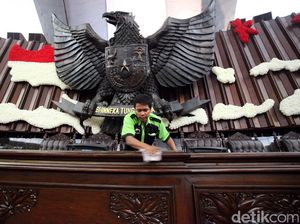 Melihat Lebih Dekat Kerja OB DPR Bersihkan Ruang Paripurna