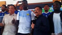 Sebelum diperkenalkan kepada publik, Ezechiel terlebih dahulu menjalani tes kesehatan di Indonesia Sport Medicine Centre (ISMC) Senayan, Jakarta Pusat, Senin (7/8/2017) kemarin. Dia pun telah dinyatakan lulus menjalani semua tahapan yang diberikan sesuai standar FIFA.