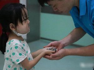 Bikin Nangis, Kisah Haru di Balik Foto Gadis Kecil Kasih Koin ke Ayahnya