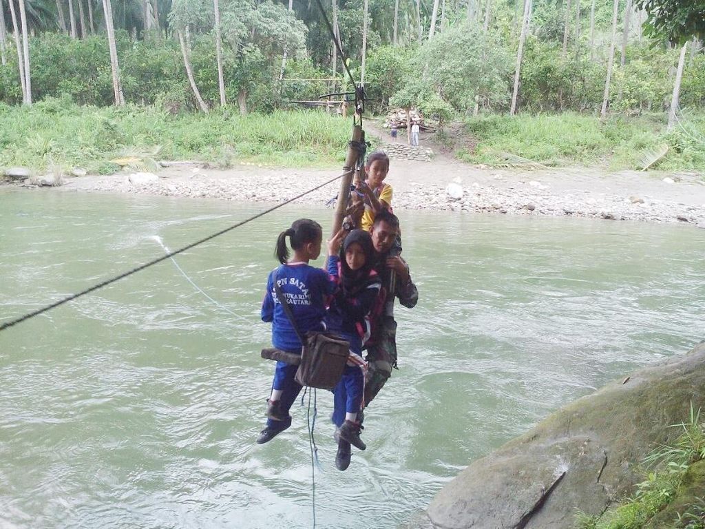 Dapat Penghargaan, Serka Darwis Makin Tertantang Bantu Masyarakat Dapat Penghargaan, Serka Darwis Makin Tertantang Bantu Masyarakat