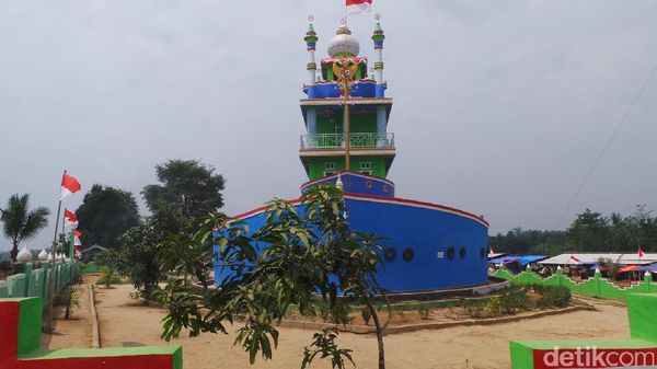Foto: Masjid Kapal Bosok Serang yang Unik & Bikin Penasaran
