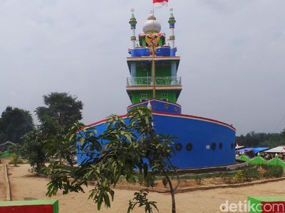 Foto: Masjid Kapal Bosok Serang yang Unik & Bikin Penasaran