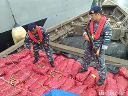 Kapal Penyelundup 25 Ton Bawang Kandas di Perairan Aceh Utara