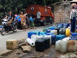 BPBD Pasuruan Suplai Air Bersih ke Warga di Lereng Bromo BPBD Pasuruan Suplai Air Bersih ke Warga di Lereng Bromo