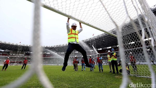 Foto: Tinjau Pembangunan SUGBK, Menpora Semringah Banget