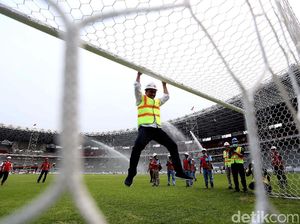 Foto: Tinjau Pembangunan SUGBK, Menpora Semringah Banget