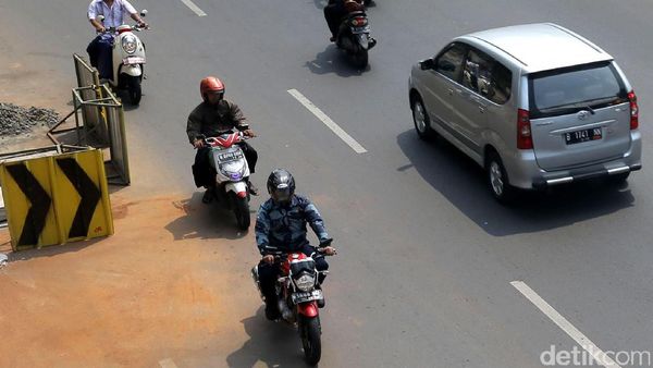 Foto: Bahaya! Aksi Lawan Arus Pemotor di Matraman