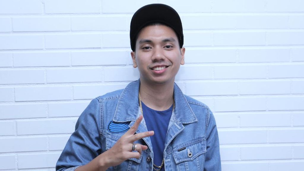 Senyum Rayi Putra Gandeng 22 Wanita Cantik Indonesia di Klip Baru Senyum Rayi Putra Gandeng 22 Wanita Cantik Indonesia di Klip Baru