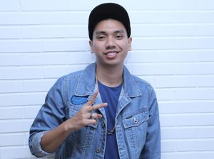 Senyum Rayi Putra Gandeng 22 Wanita Cantik Indonesia di Klip Baru