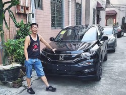 Keren! Pemuda Ini Balas Budi Paman dengan Kado Mobil