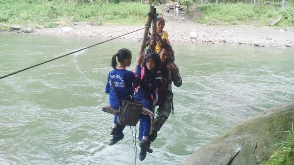 Foto: Begini Aksi Dramatis Serda Darwis Seberangkan Anak Sekolah