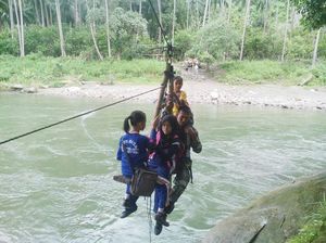 Foto: Begini Aksi Dramatis Serda Darwis Seberangkan Anak Sekolah