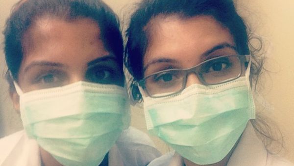 Foto: Bikin Bingung! Ketika Dokter Kembar Berbarengan Menangani Pasien