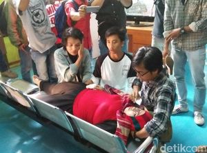Penabrak Anaknya Divonis Percobaan, Eti Pingsan di PN Tangerang Penabrak Anaknya Divonis Percobaan, Eti Pingsan di PN Tangerang