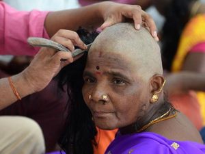 Foto : Cukur Rambut Membawa Berkah di India