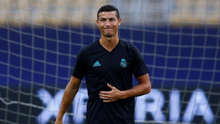 Ronaldo Nyaris Jatuh dari Bus Tim