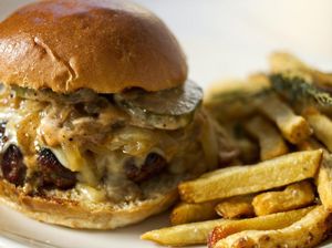 Bikin Ngiler! Ini 10 Cheese Burger yang Berlelehan Keju Lumer (1) Bikin Ngiler! Ini 10 Cheese Burger yang Berlelehan Keju Lumer (1)