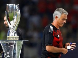 Mourinho Berikan Medali Piala Super Eropanya ke Penggemar Cilik