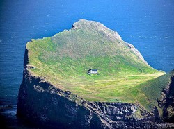 Misteri Rumah Putih di Pulau Terpencil, Diisukan Punya Bjork hingga Miliarder