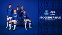 Jersey Umbro warna biru dengan aksen putih akan dikenakan para pemain Everton saat tampil di kandang. (Foto: Twitter @Everton)