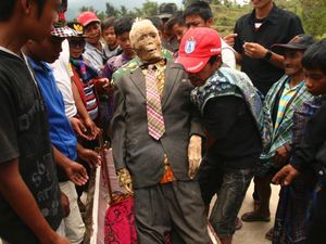Ritual Manene: Ganti Baju Orang yang Sudah Mati Ritual Manene: Ganti Baju Orang yang Sudah Mati