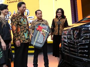 Heri Sastoyo Terima Toyota Alphard dari Bank Mega