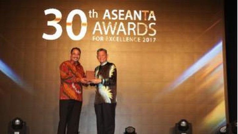 Menteri Pariwisata Arief Yahya memperlihatkan penghargaan ASEANTA Awards (Foto: Kemenpar) Menteri Pariwisata Arief Yahya memperlihatkan penghargaan ASEANTA Awards (Foto: Kemenpar)