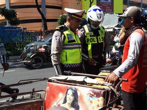 Dijanjikan Pekerjaan Layak, Tukang Becak di Surabaya Didata