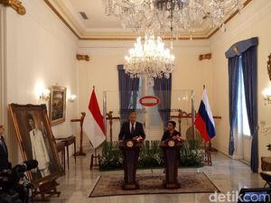 Menlu RI Teken Kerja Sama Konsultasi dengan Rusia