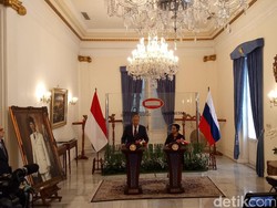 Menlu RI Teken Kerja Sama Konsultasi dengan Rusia