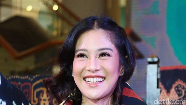 Gaya Etnik Dian Sastro dengan Kain Sumba