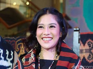 Gaya Etnik Dian Sastro dengan Kain Sumba Gaya Etnik Dian Sastro dengan Kain Sumba