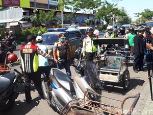 Jalan Dupak Ditertibkan, Petugas Gabungan Tilang Becak Motor