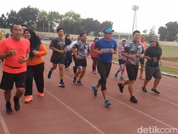 Olahraga Pagi, Sandiaga Pilih Lari di GOR Rawamangun