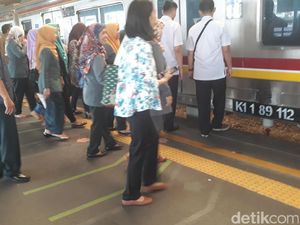 Garis Antrean di Peron Stasiun yang Dicuekin Penumpang