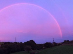 Momen Langka Saat Pelangi Merah Muda Hiasi Langit Inggris
