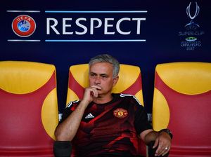 Jabat Tangan Mourinho-Ronaldo yang Bikin Fans MU Kembali Berharap Jabat Tangan Mourinho-Ronaldo yang Bikin Fans MU Kembali Berharap