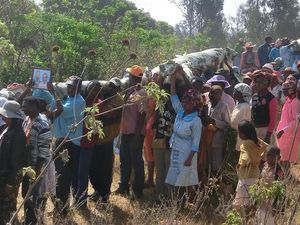 Tradisi Gali Kubur & Joget Bareng Jenazah di Madagaskar Tradisi Gali Kubur & Joget Bareng Jenazah di Madagaskar