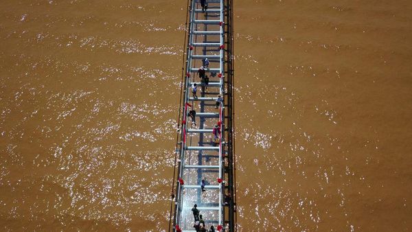 Foto: Jembatan Kaca di Sungai Kuning