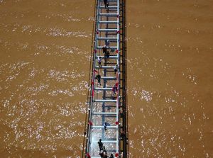 Foto: Jembatan Kaca di Sungai Kuning