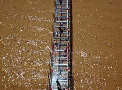 Foto: Jembatan Kaca di Sungai Kuning