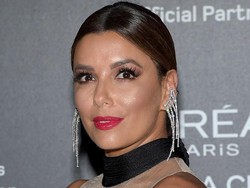 Cute! Saat Bayi Eva Longoria Pakai Jersey Demi Piala Dunia