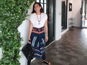 5 Padu Padan Kain Tenun Ikat yang Kekinian Ala Dian Sastrowardoyo