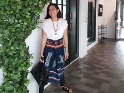 5 Padu Padan Kain Tenun Ikat yang Kekinian Ala Dian Sastrowardoyo