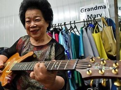 Keren! Nenek 81 Tahun Ini Wujudkan Mimpi Jadi Gitaris Rock