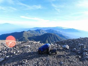 Viral Kemunculan Langka Lapisan Es di Mahameru