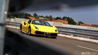 Foto: Ngebut Bareng Ferrari 488 Spider di Sirkuit Jalanan BSD